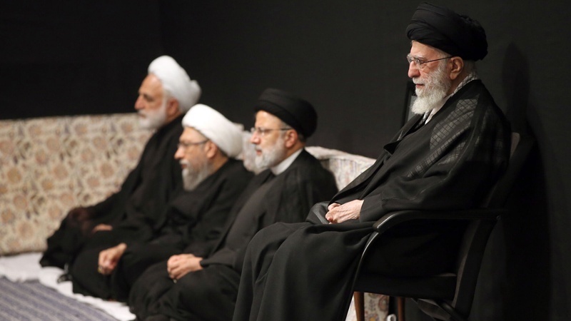 Iranpress: إقامة الليلة الأخيرة من مراسم العزاء الحسيني (ع) بحضور قائد الثورة