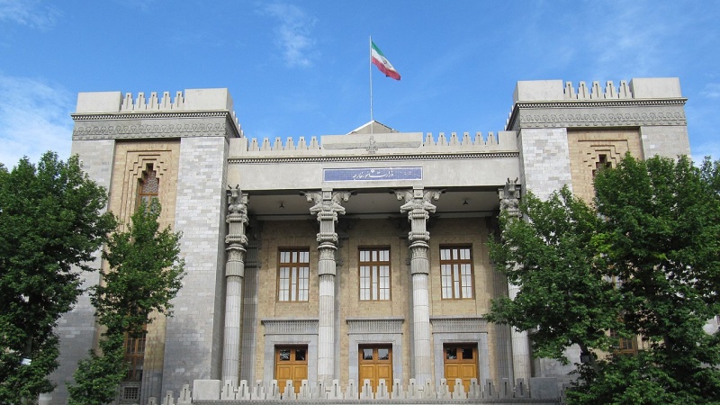 Iranpress: الخارجية تستدعي القائمة بأعمال السفير البريطاني لدى طهران 
