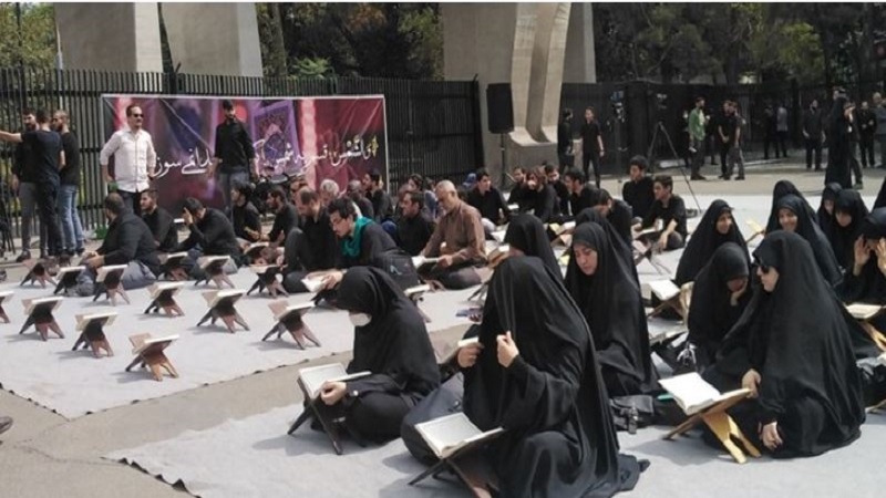 Iranpress: وقفة لطلاب إيرانيين تنديدا بالإساءة للقرآن الكريم 
