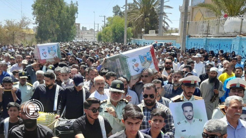 Iranpress: تشييع جثمان شهيدي الهجوم المسلح في زاهدان