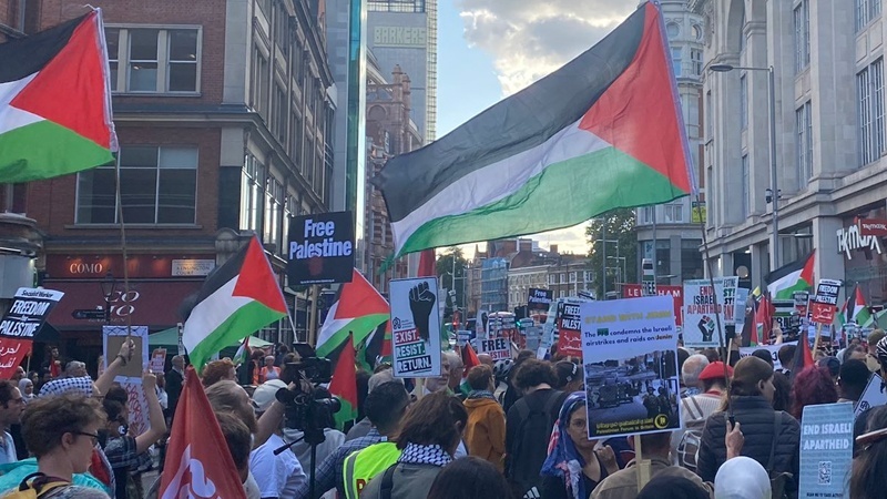 Iranpress: وقفة غاضبة أمام السفارة الإسرائيلية في لندن