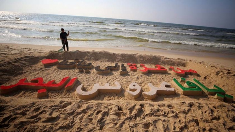 Iranpress: لوحة فنية رملية (يافا عروس البحر) على شاطئ بحر غزة 