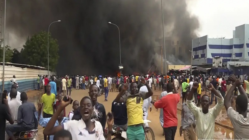 Iranpress: فشل فرنسا ومبادرة علماء إسلاميين لحل أزمة النيجر