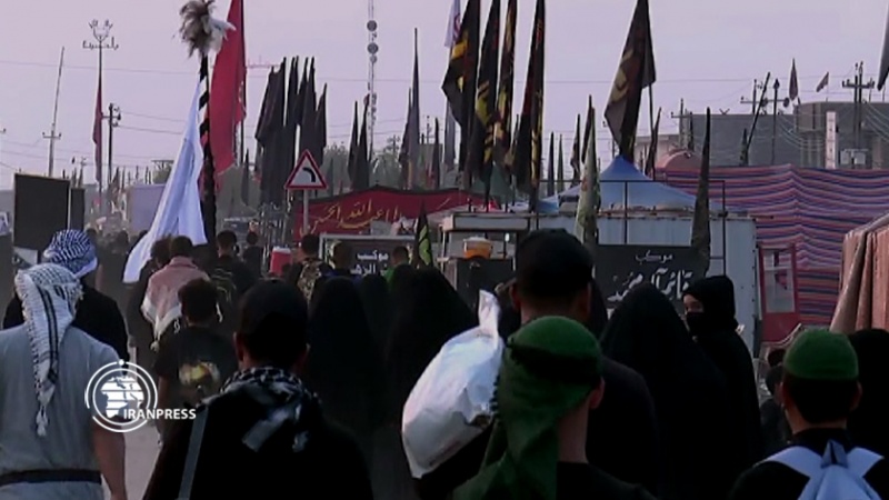 Iranpress: شاهد.. مسيرة زوار الأربعين الحسيني (ع) على طريق كربلاء