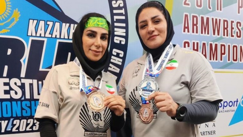 Iranpress: فضية وبرونزيتان لإيران في بطولة العالم لمصارعة الذراعين بكازاخستان 