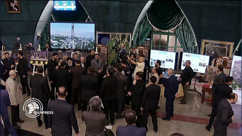 Iranpress: رئيس الجمهورية يتفقد معرض منتجات هيئة الإذاعة والتلفزيون في اليوم الوطني للصحفي