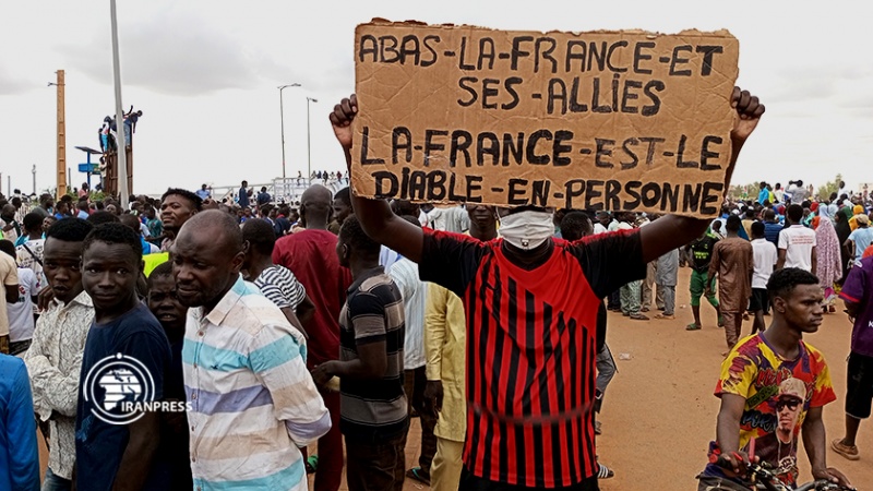 Iranpress: النيجريون يطالبون بانسحاب القوات العسكرية الفرنسية من النيجر