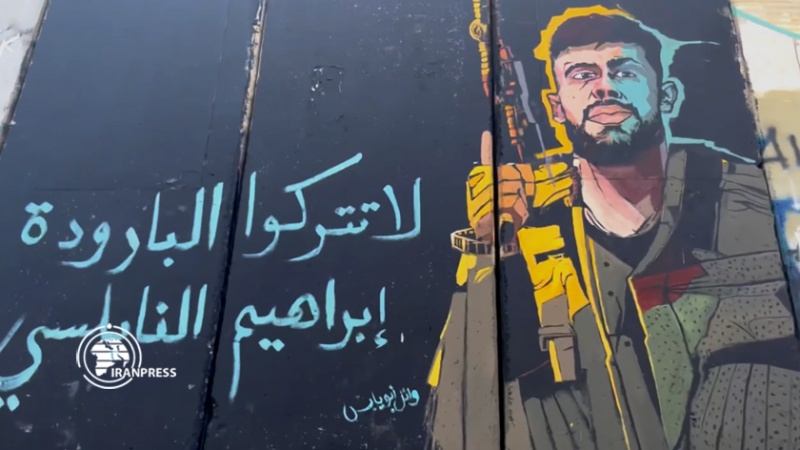 Iranpress: رسم صورة للشهيد إبراهيم النابلسي على جدار الفصل العنصري 
