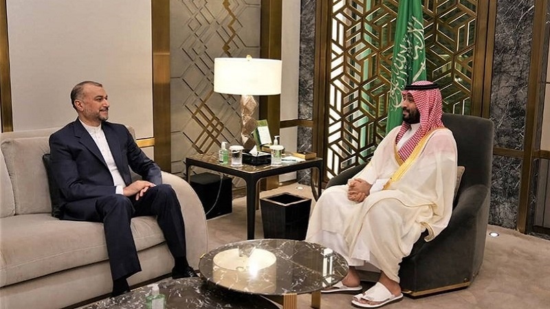 Iranpress: وزير الخارجية الإيراني يؤكد على تعزيز العلاقات مع السعودية