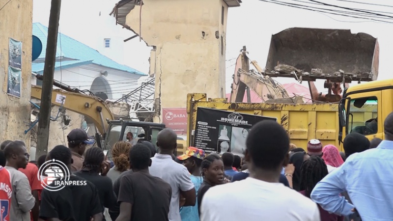 Iranpress: مقتل 12 شخصا في انهيار مبنى في عاصمة نيجيريا + فيديو