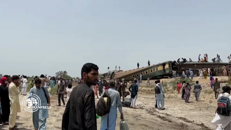 Iranpress: بالصور.. 25 قتيلا ونحو 100 جريح جراء خروج قطار عن القضبان في باكستان