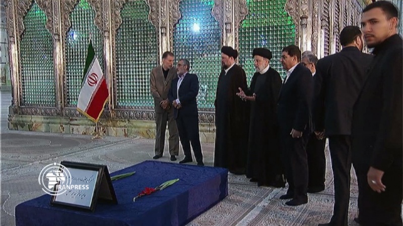 Iranpress: الرئيس الإيراني وأعضاء الحكومة يجددون العهد مع مبادئ الإمام  الخميني (رض)
