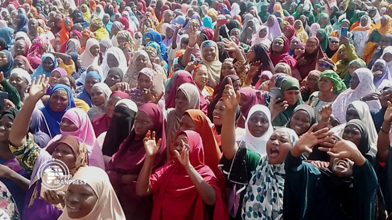Iranpress: النساء في النيجر ينزلن إلى الشوارع تأييدا لبلادهن