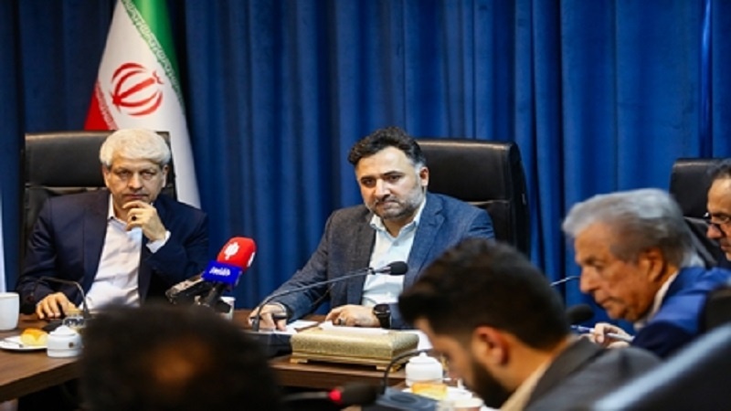 Iranpress: نائب الرئيس: ليس هناك منتج تفني في العالم لا يقدر المتخصصون الإيرانيون على إنتاجه
