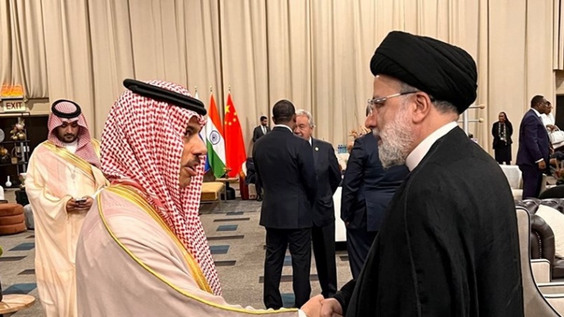 Iranpress: رئيسي يلتقي وزير الخارجية السعودي على هامش قمة بريكس