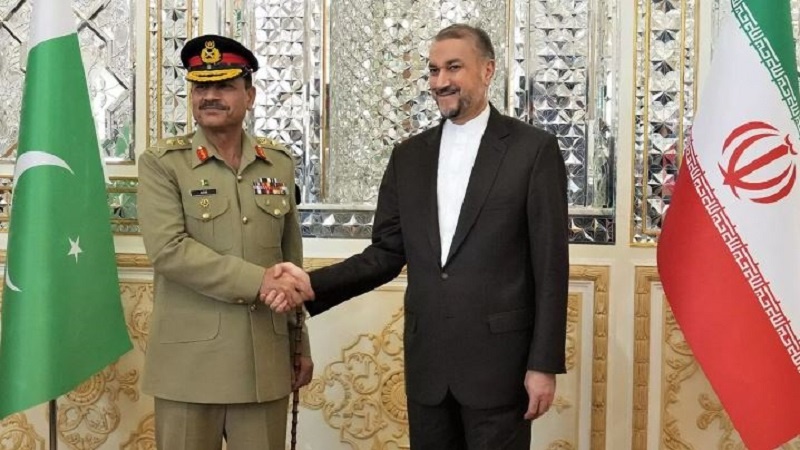 Iranpress: وزير الخارجية يلتقي قائد الجيش الباكستاني