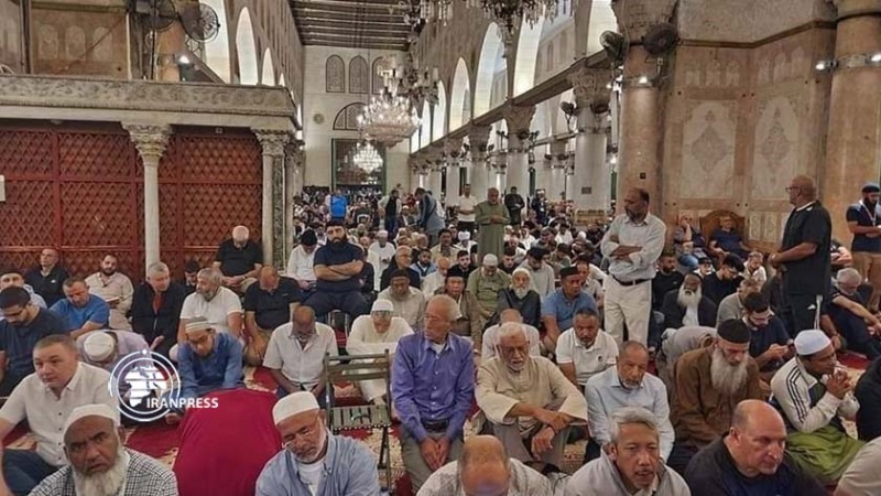 Iranpress: شاهد بالصور والفيديو..الآلاف المصلين يؤدون صلاة الفجر في المسجد الأقصى المبارك