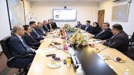 إيران والعراق تؤكدان على ضرورة تطوير التعاون في مجال النقل البري بينهما