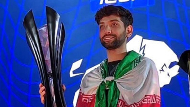 Iranpress: إيران تفوز في بطولة العالم للعبة ‘إي فوتبول’ في رومانيا