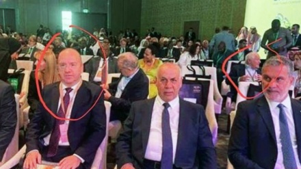 وزير السياحة السوري يعترض على تصوير نظيره الإسرائيلي خلسة إلى جانبه في السعودية