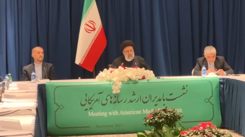 Iranpress: الرئيس الإيراني يعقد لقاء مع كبار مدراء وسائل الإعلام الأمريكية في نيويورك
