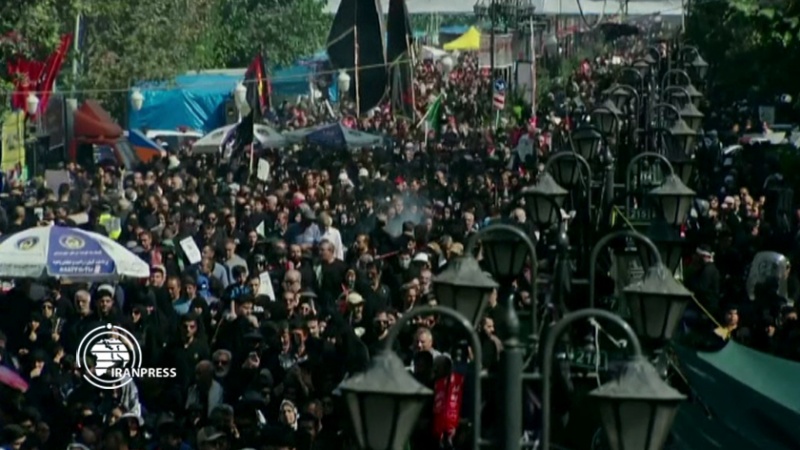 Iranpress: شاهد بالفيديو.. انطلاق مسيرة الأربعين في طهران لتجديد البيعة مع الامام الحسين عليه السلام