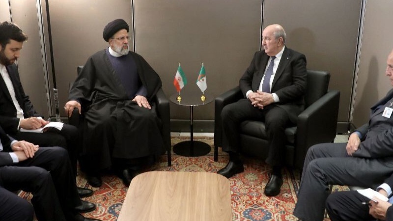 رئيسي يؤكد على ضرورة تطوير العلاقات بين إيران والجزائر