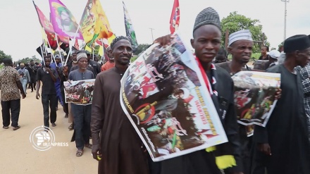 حشود المسلمين في مسيرة أربعينية الإمام الحسين (ع) بنيجيريا