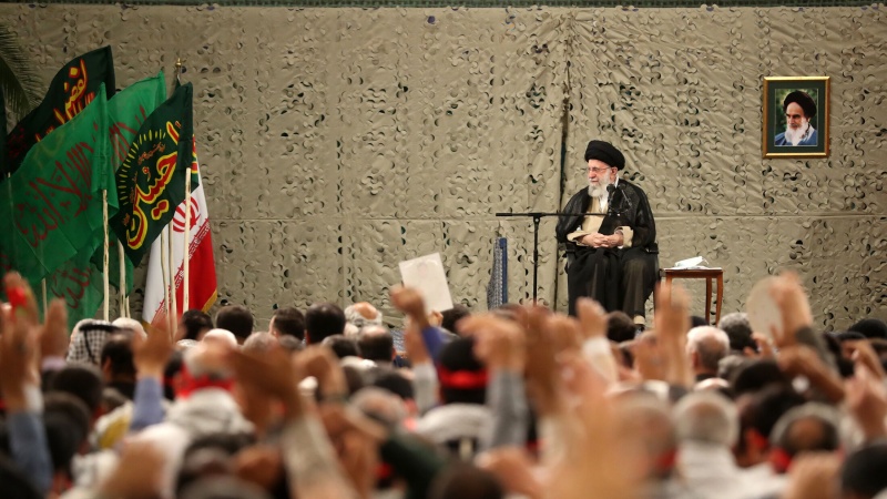 Iranpress: قائد الثورة الإسلامية: ثورتنا كانت مرتبطة بشعبنا العظيم