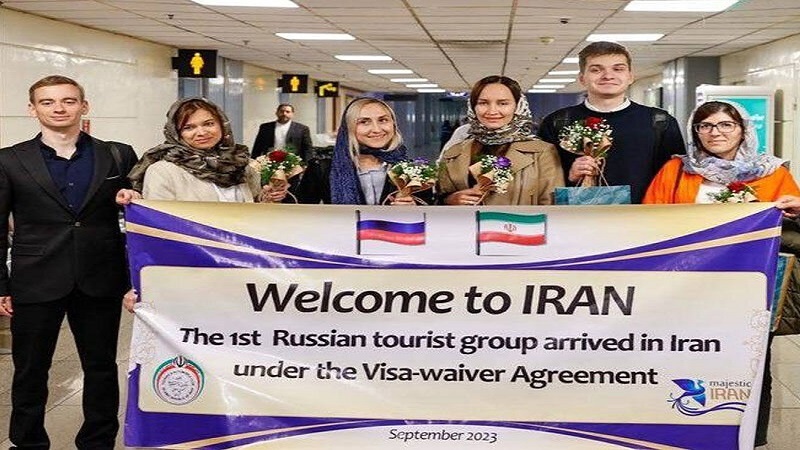 Iranpress: دخول أول دفعة من السياح الروس إلى إيران بعد إلغاء التأشيرة
