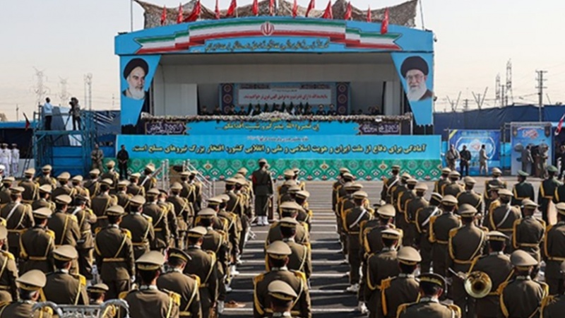 Iranpress: شاهد بالصور والفيديو..إنطلاق فعاليات أسبوع الدفاع المقدس باستعراض عسكري مهيب للقوات المسلحة الإيرانية 