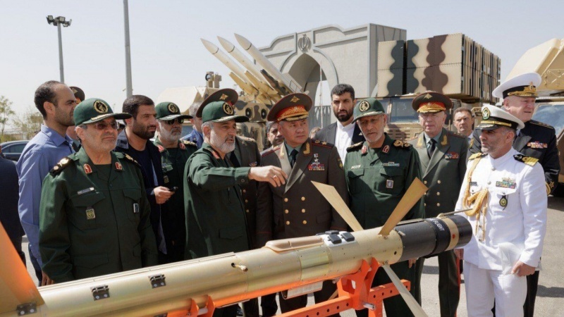 Iranpress: وزير الدفاع الروسي يزور معرض إنجازات قوات الجو فضائية التابعة لحرس الثورة