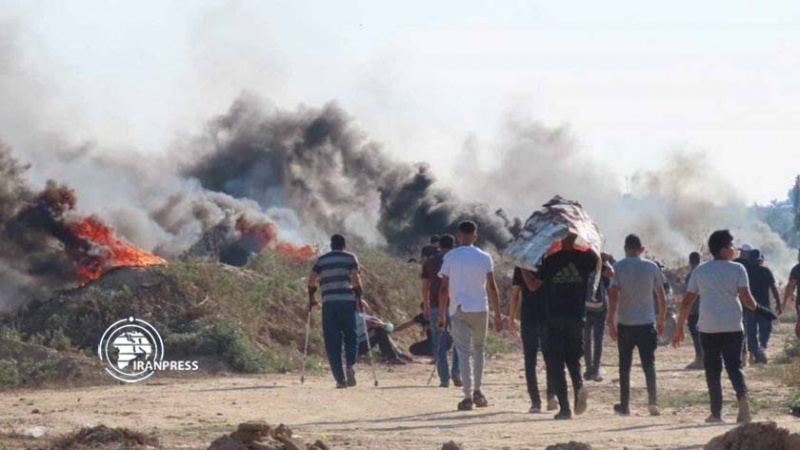 Iranpress: شاهد بالصور والفيديو .. مواجهات بين شبان فلسطینيين وقوات الاحتلال في مناطق شرق قطاع غزة