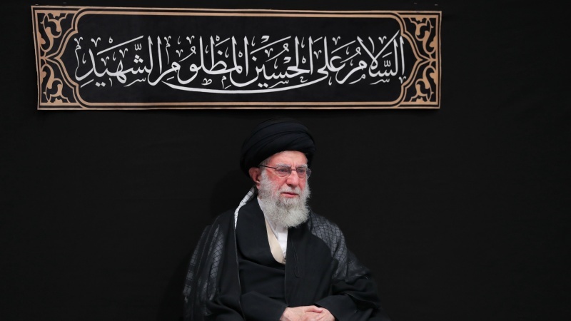 Iranpress: قائد الثورة الإسلامية: إذا ثابرتم ستصلون إلى القمة