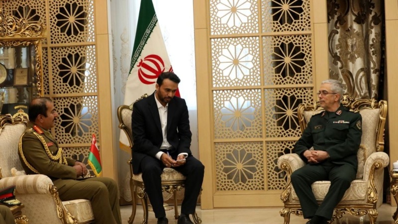 Iranpress: قائد الجيش العُماني يلتقي رئيس هيئة الأركان العامة للقوات المسلحة الإيرانية