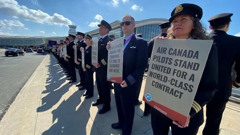 Iranpress: مظاهرات الطيارين بمدينة تورنتو بكندا