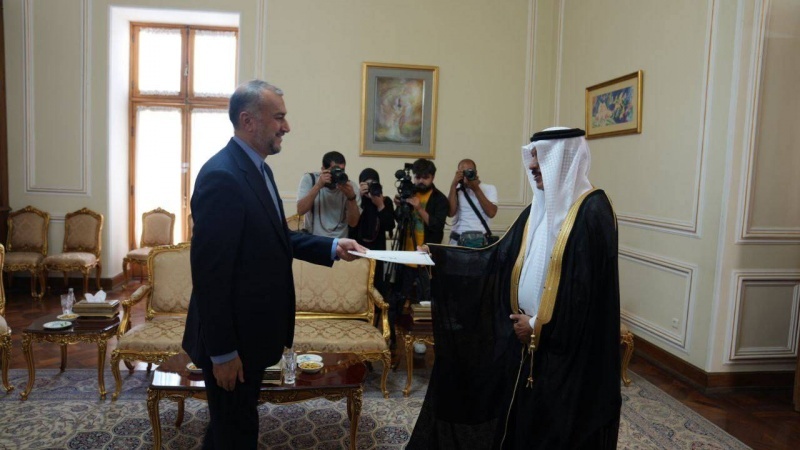 Iranpress: السفير السعودي لدى طهران يقدم نسخة من أوراق اعتماده إلى أمير عبداللهيان