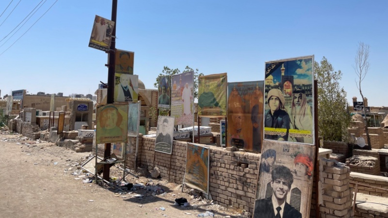 Iranpress: شاهد .. زوار الأربعين يزورون مقبرة وادي السلام في النجف الأشرف 