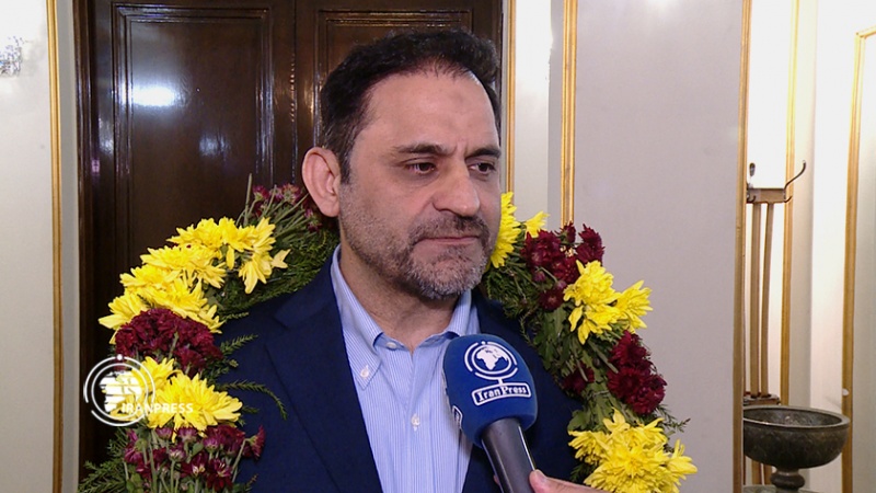 Iranpress: انتقاد المسجونين الإيرانيين المفرج عنهما من ظلم اليانكيين