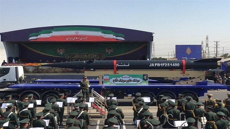 Iranpress: عرض صاروخ "فتاح" الفرط صوتي وصاروخ كروز "باوه" في عرض عسكري للقوات المسلحة الإيرانية