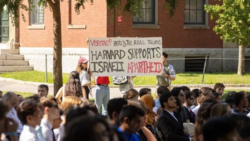 Iranpress: مظاهرة تضامنية مع الفلسطينيين في جامعة هارفرد الأمريكية