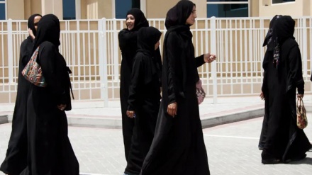 طرد الطالبات المسلمات من مدارس فرنسا لارتدائهن العباءة