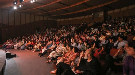 أداء فنانين إيرانيين في مهرجان المسرح الباكستانية