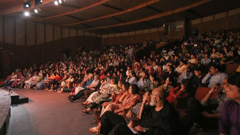 Iranpress: أداء فنانين إيرانيين في مهرجان المسرحية الباكستانية