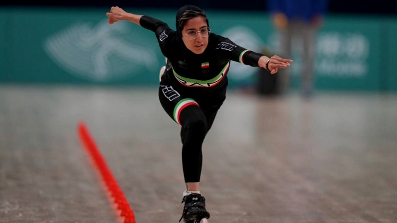 Iranpress: سيدة إيرانية تحطم الرقم القياسي في رياضة التزلج فريستايل (الحر)