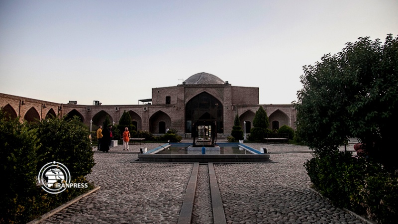 Iranpress: خان بيستون ؛ رمز للثقافة والحضارة الإيرانية الغنية