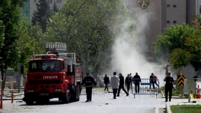 Iranpress: الأناضول: دوي انفجار وإطلاق نار قرب مقر وزارة الداخلية في أنقرة