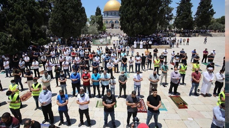 Iranpress: 50 ألف فلسطيني يؤدون صلاة الجمعة في باحات المسجد الأقصى