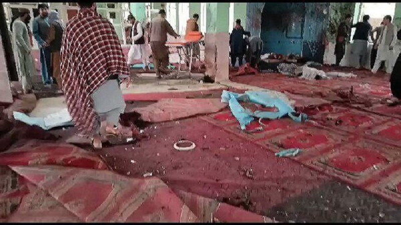 Iranpress: بالفيديو..17 شهيداً في انفجار بمسجد للمسلمين الشيعة في شمال أفغانستان