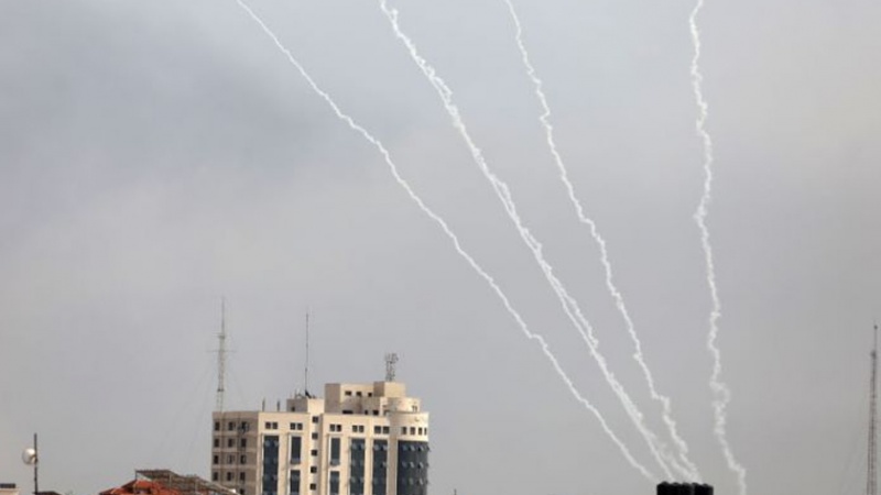 Iranpress: المقاومة الفلسطينية تقصف عسقلان برشقة صاروخية